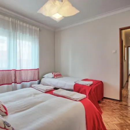 Apartment Fuer 20 Personen In Lissabon, Regio De Costa De